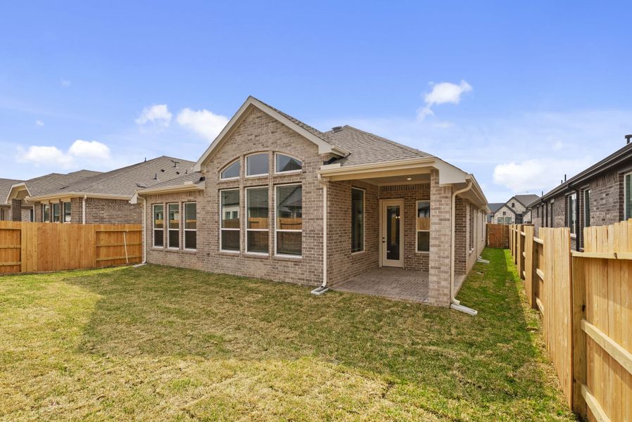 Exterior details and patio area of a home in Wood Leaf Reserve, Tomball (Image 3).
