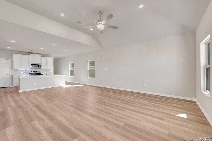 Spacious, unfurnished interior of a new home in Paloma Park, Converse (Image 18).