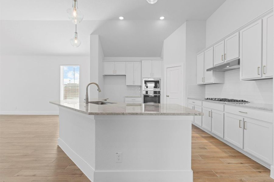This gourmet kitchen has deep stainless steel undermount sink, swan pull out kitchen facet, huge walk-in pantry and more!