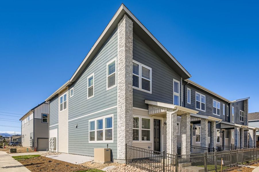 2777 Bear Springs Cir, Longmont, CO.  - Slide 3