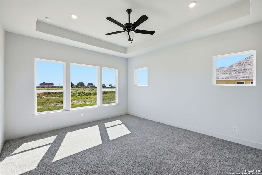 Spacious, unfurnished interior of a new home in Pradera Ridge, Floresville (Image 16).