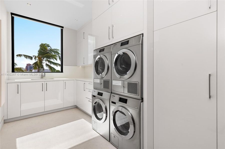 Furnished interior view inside a new home in , Fort Lauderdale (Image 20).