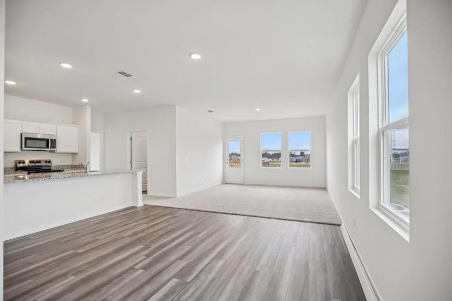 Spacious, unfurnished interior of a new home in Ashland, Angleton (Image 7).