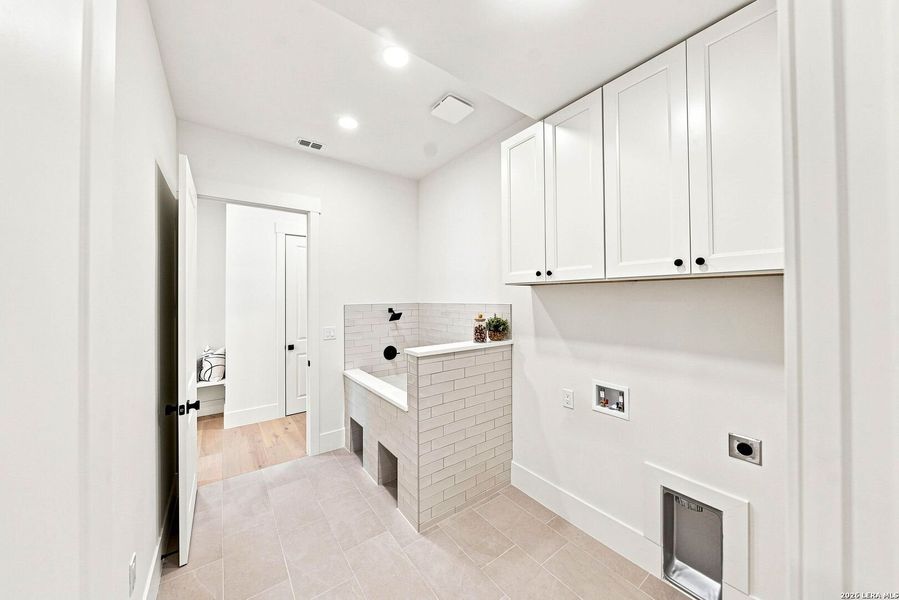 Furnished interior view inside a new home in , Boerne (Image 7).