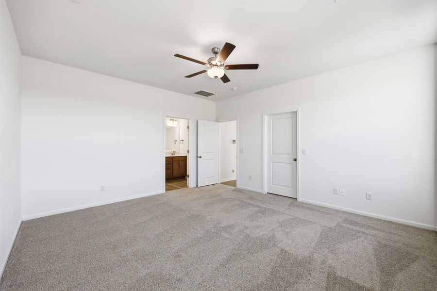 Spacious, unfurnished interior of a new home in Edgefield, Loris (Image 20).