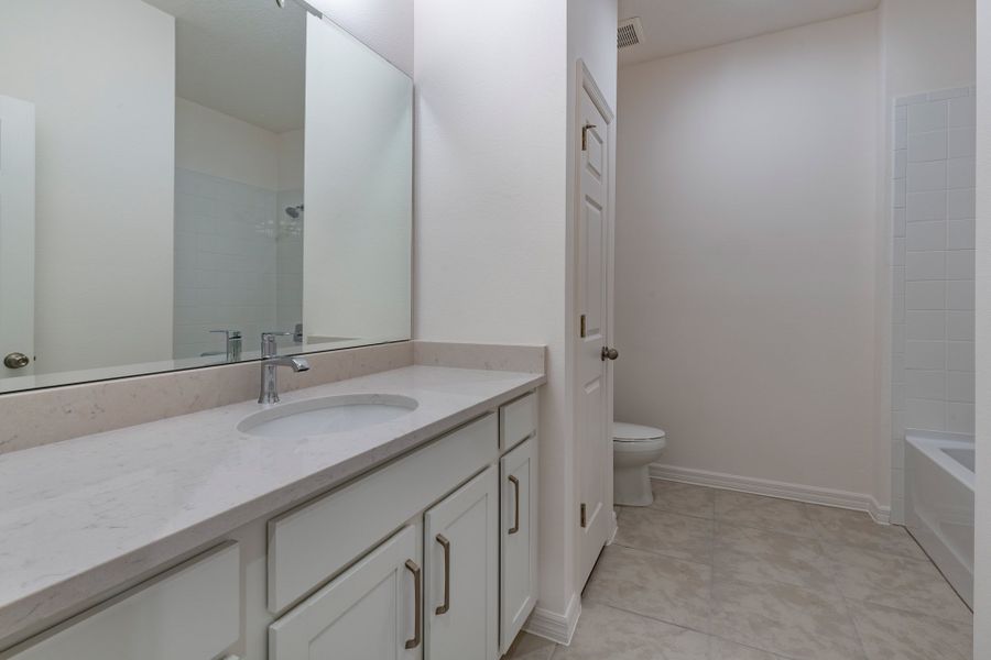 Comfortable and Functional Bathroom in Central Florida House