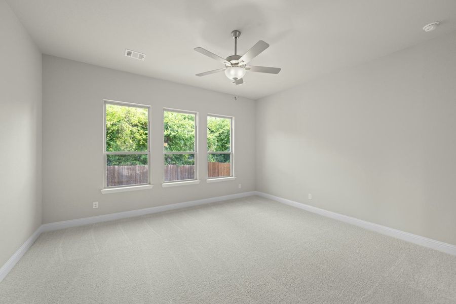 Spacious, unfurnished interior of a new home in Kentsdale Farms, DeSoto (Image 29).