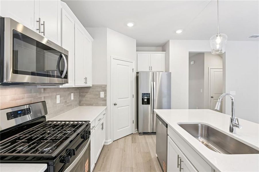 Furnished interior view inside a new home in Ivey Township, Dallas (Image 11).