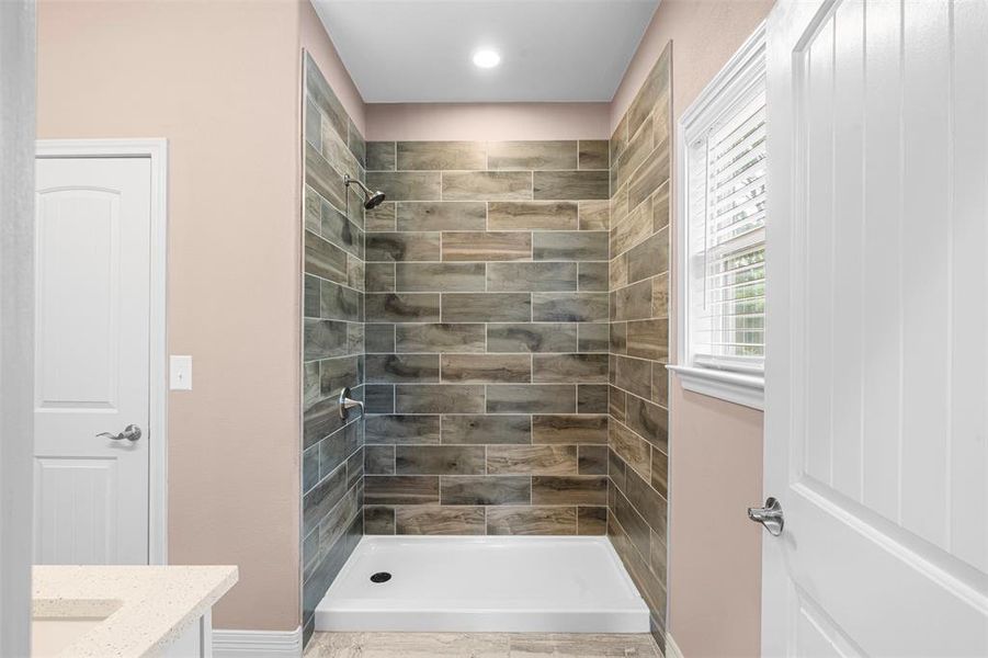 Furnished interior view inside a new home in , Corsicana (Image 11).