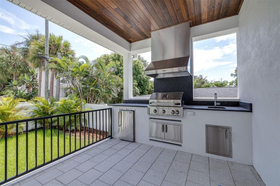 Exterior details and patio area of a home in , Tampa (Image 35).