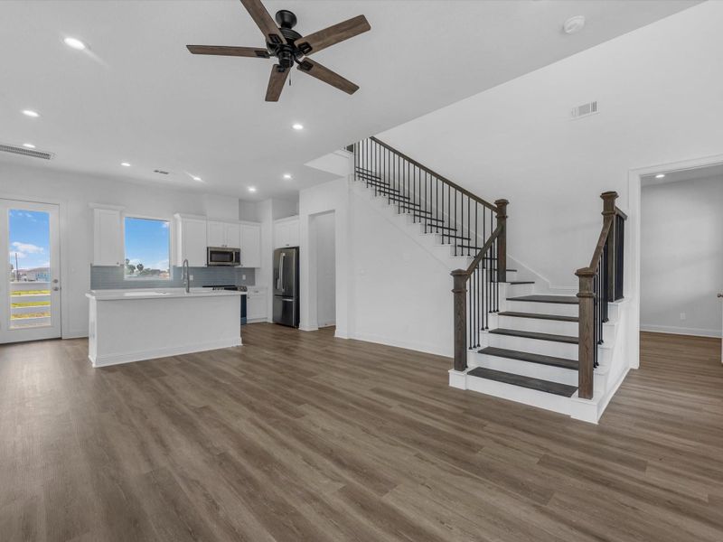 Spacious, unfurnished interior of a new home in , Galveston (Image 16).