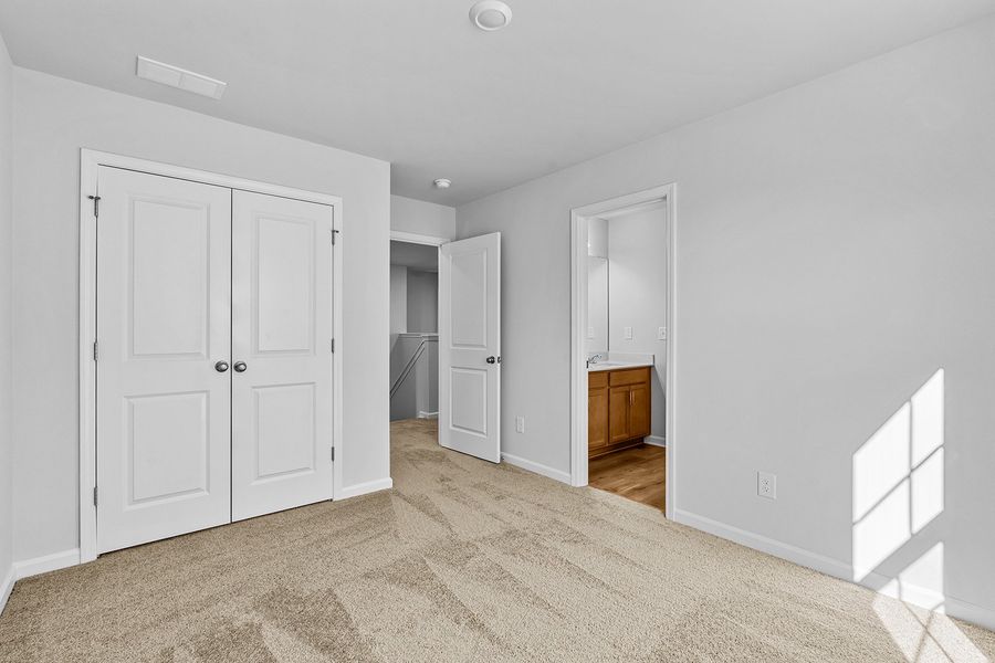 Spacious, unfurnished interior of a new home in Fieldstone, Lexington (Image 35).