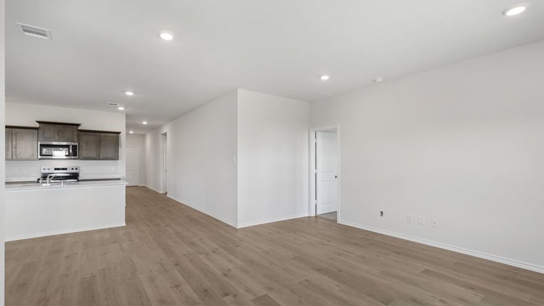 Spacious, unfurnished interior of a new home in Valor Farms, Royse City (Image 19).