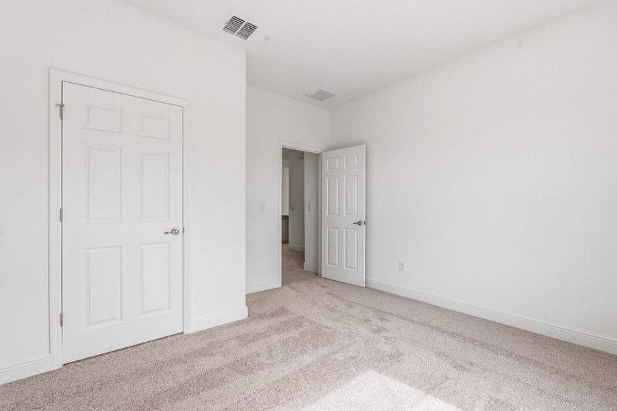 Spacious, unfurnished interior of a new home in Eden Hills, Lake Alfred (Image 46).