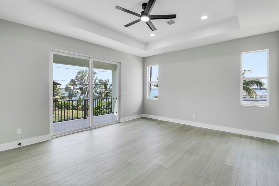 Spacious, unfurnished interior of a new home in , Jensen Beach (Image 23).