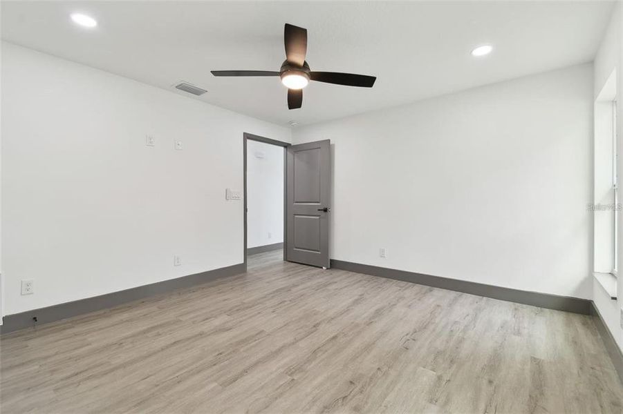 Spacious, unfurnished interior of a new home in , Tampa (Image 29).