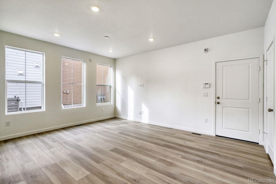 Spacious, unfurnished interior of a new home in Sterling Ranch, Littleton (Image 10).