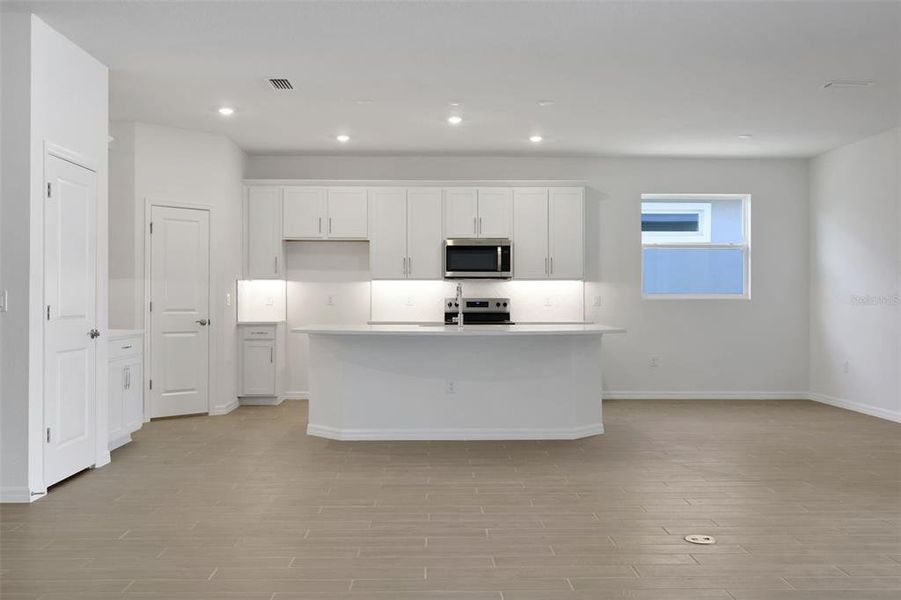 Spacious, unfurnished interior of a new home in Angeline, Land O' Lakes (Image 16).