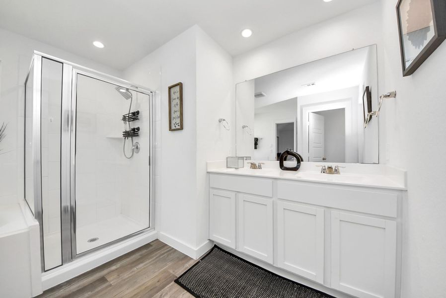 Furnished interior view inside a new home in , Rosharon (Image 20).