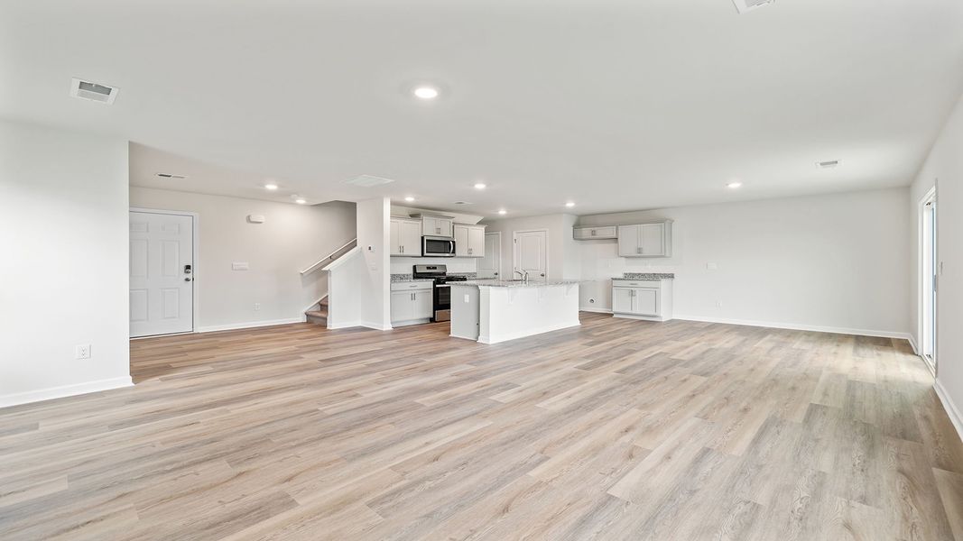 Spacious, unfurnished interior of a new home in Cloverdale Hills, Piedmont (Image 14).