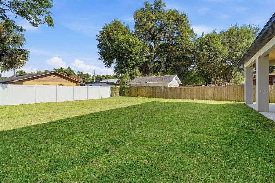 Exterior details and patio area of a home in , Orlando (Image 30).