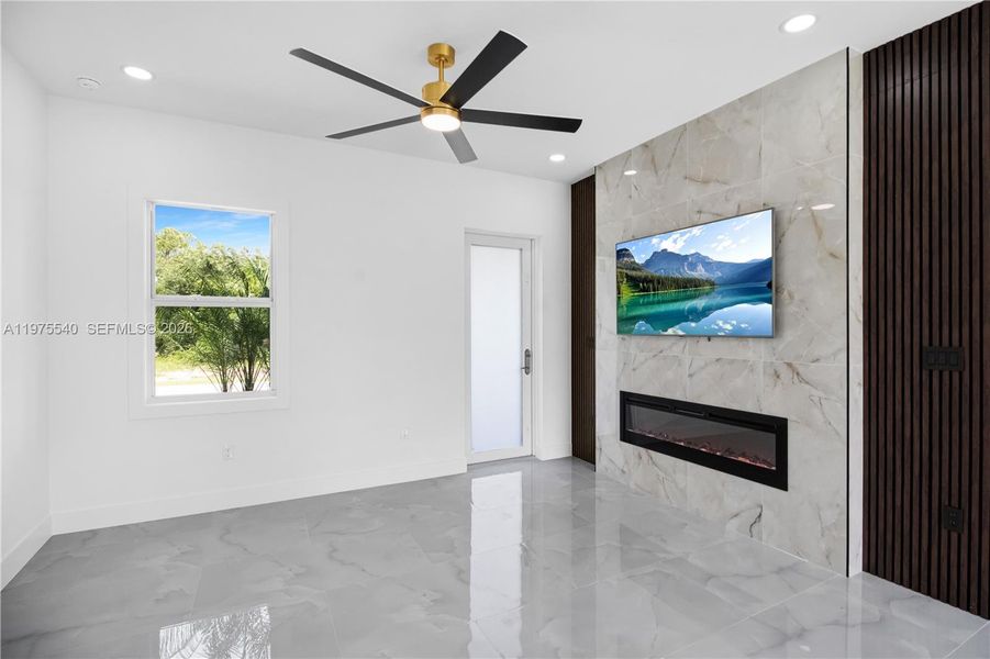 Spacious, unfurnished interior of a new home in , Lehigh Acres (Image 14).