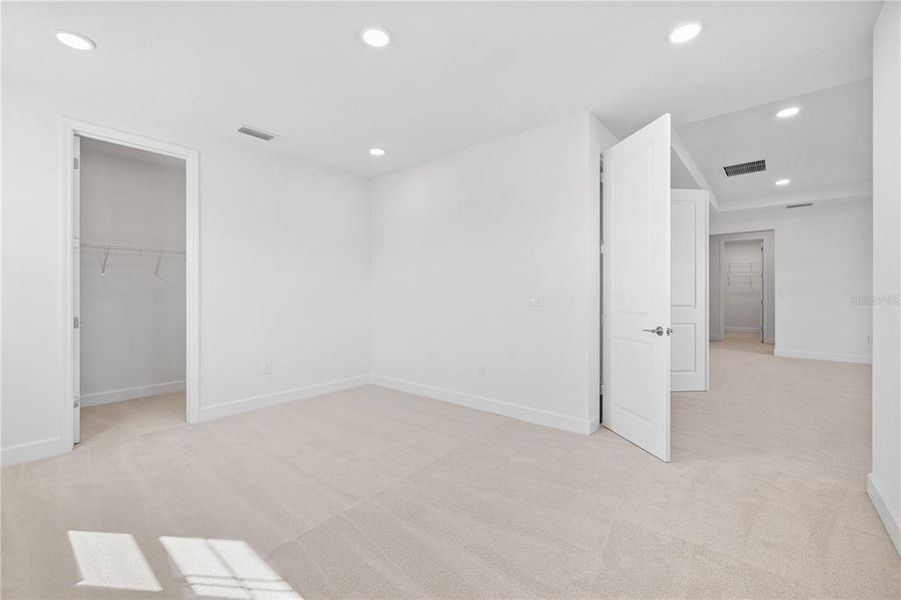 Spacious, unfurnished interior of a new home in , Winter Garden (Image 63).