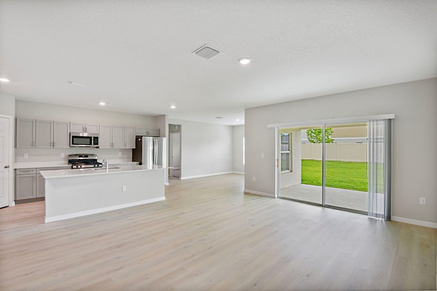 Spacious, unfurnished interior of a new home in Pasadena Ridge, Dade City (Image 12).