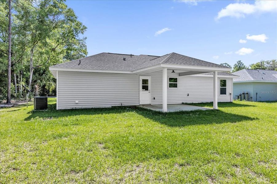 Exterior details and patio area of a home in , Dunnellon (Image 17).
