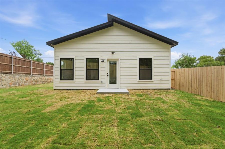 Exterior details and patio area of a home in , Granbury (Image 20).