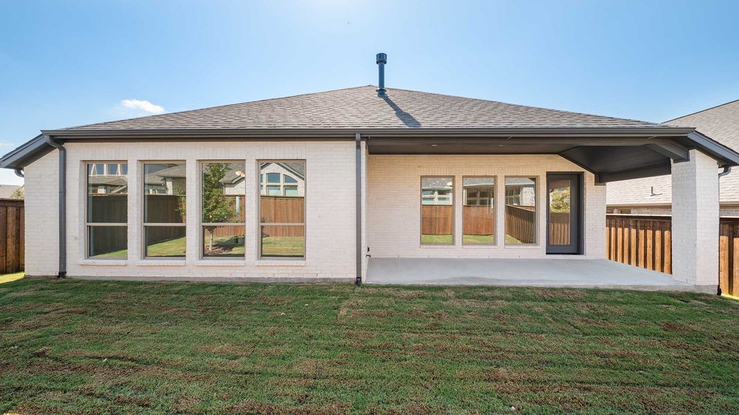 Exterior details and patio area of a home in Hillstead 50', Lavon (Image 4).