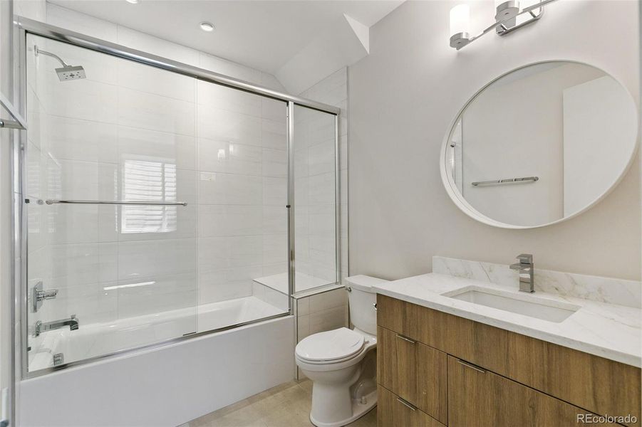 Extra Large Basement bath! Deep Soaking Tub!