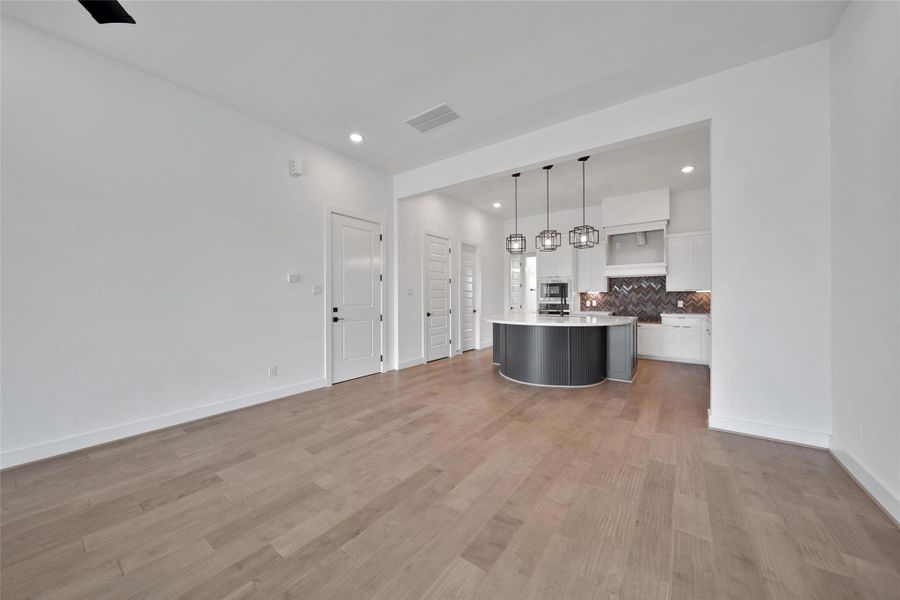 Spacious, unfurnished interior of a new home in Lago Pointe, Seabrook (Image 29). Spacious, unfurnished interior of a new home in Lago Pointe, Seabrook (Image 29).