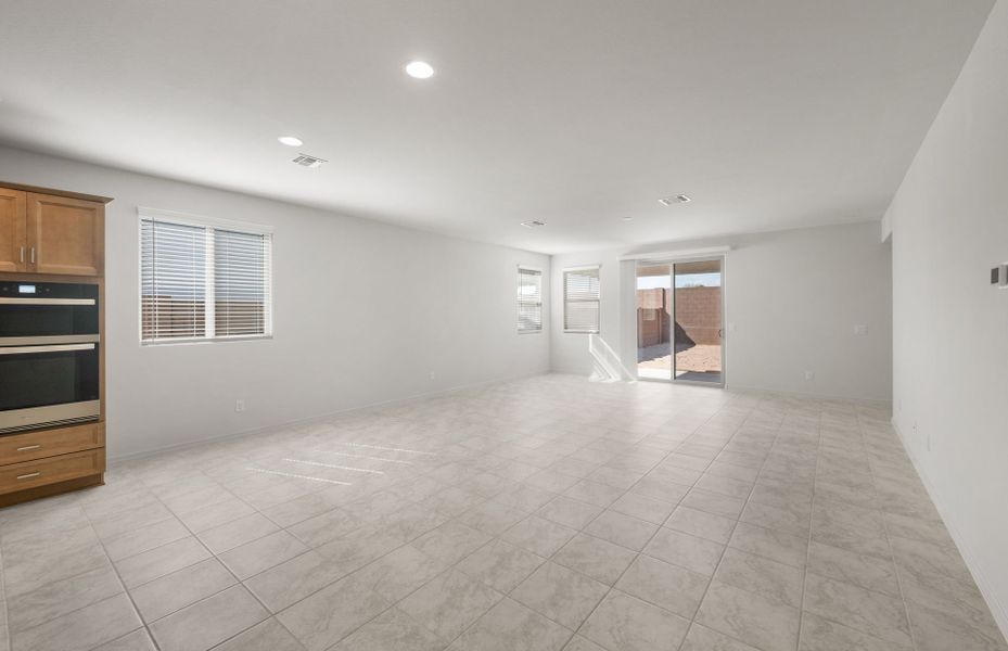 Spacious, unfurnished interior of a new home in Alamar, Avondale (Image 24).