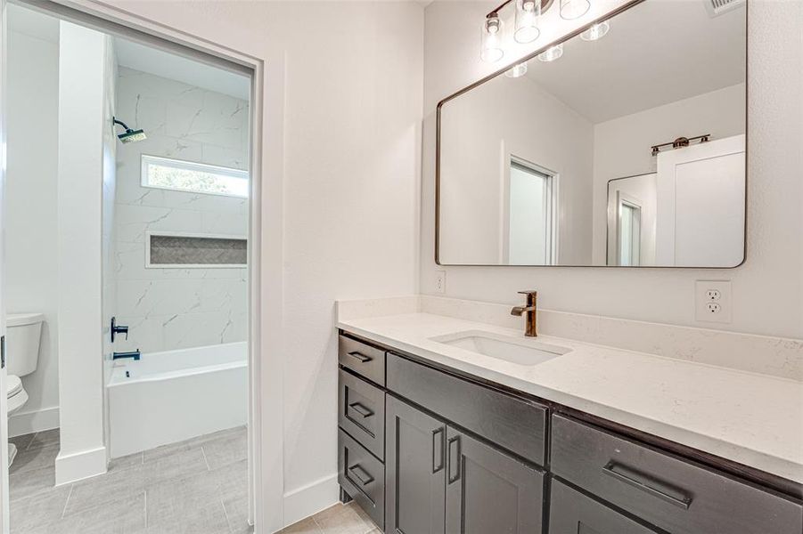 HAS DUAL VANITY AND POCKET DOOR HAS DUAL VANITY AND POCKET DOOR