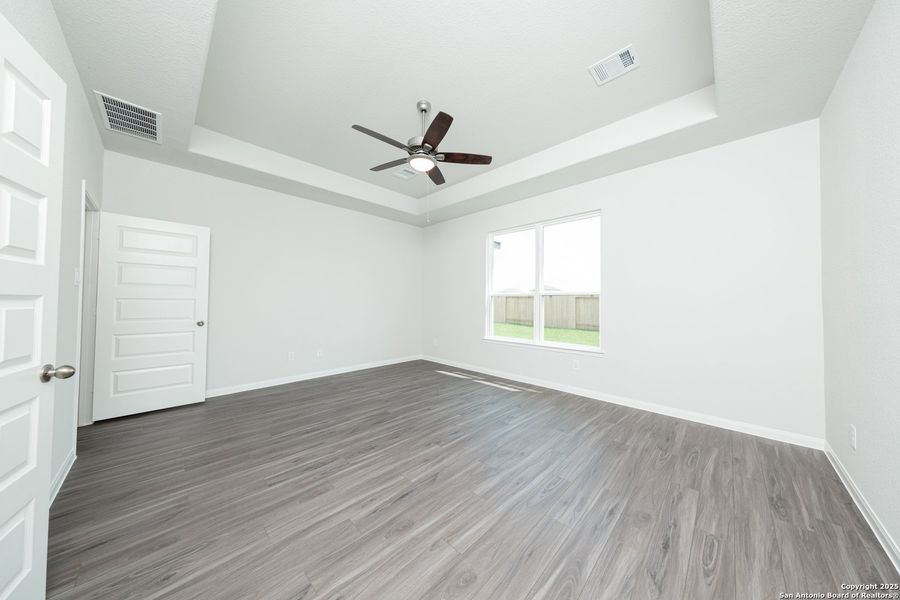Spacious, unfurnished interior of a new home in Cinco Lakes, San Antonio (Image 9).