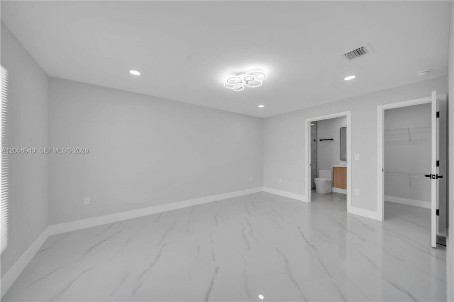 Spacious, unfurnished interior of a new home in , Lehigh Acres (Image 10).