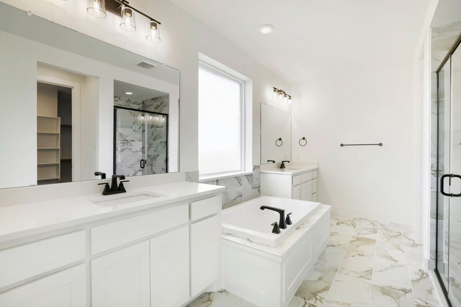 2615 Cedar - Primary Bathroom