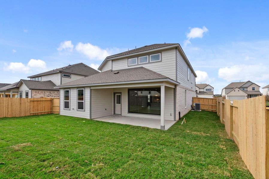 Exterior details and patio area of a home in Huntington Place, Rosharon (Image 3).