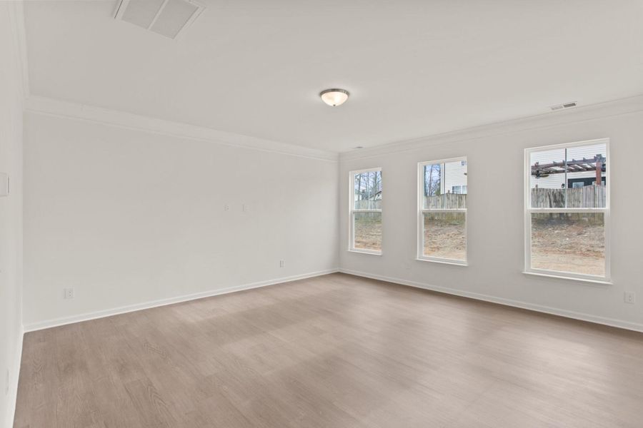 Spacious, unfurnished interior of a new home in Bellevue, Greenville (Image 21).