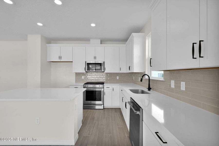 Furnished interior view inside a new home in Murray Farms, Middleburg (Image 17).