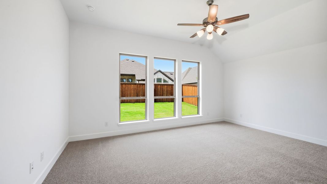Spacious, unfurnished interior of a new home in Myrtle Creek, Waxahachie (Image 21).