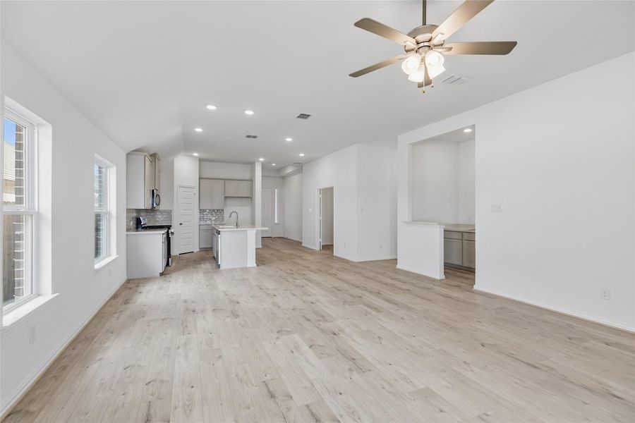 Spacious, unfurnished interior of a new home in Westland Ranch, League City (Image 32).