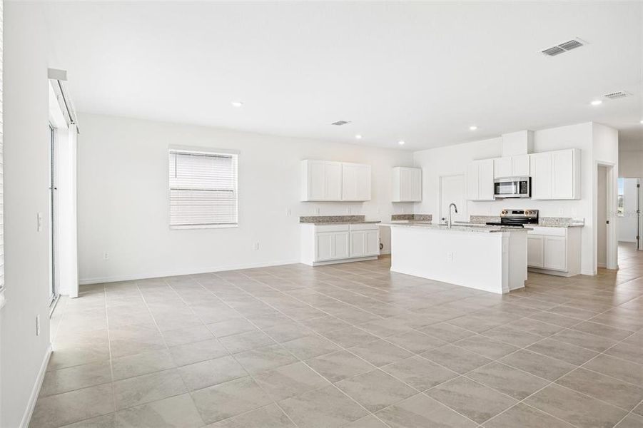 Spacious, unfurnished interior of a new home in Southpointe, Palmetto (Image 19). Spacious, unfurnished interior of a new home in Southpointe, Palmetto (Image 19).