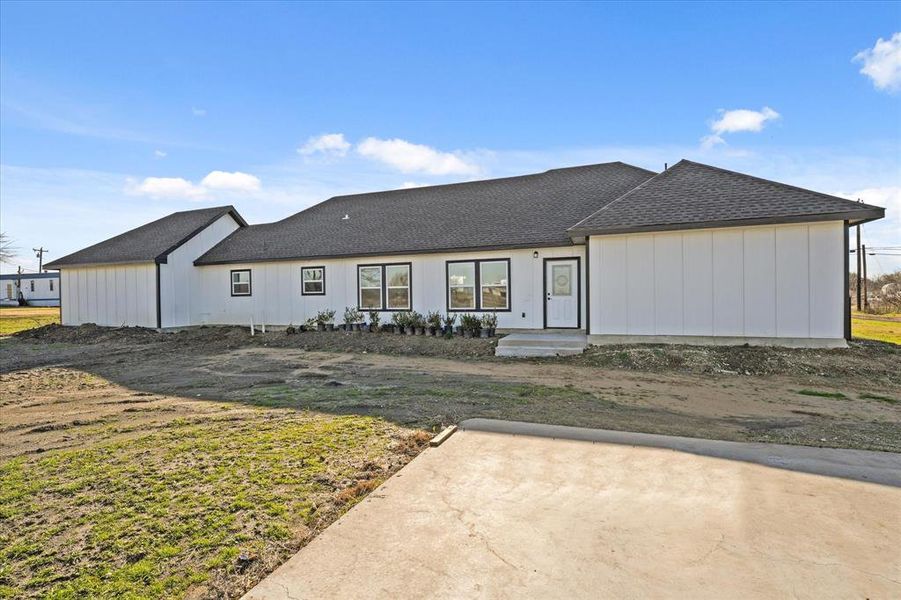 View of front of home featuring a front yard