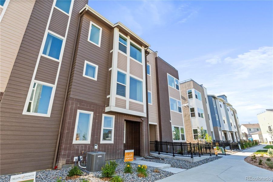 Condo located in Broomfield, CO showcasing its design and architecture (Image 4).