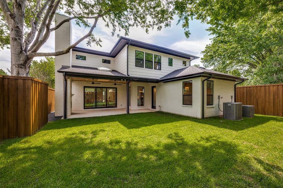 Exterior details and patio area of a home in , Dallas (Image 3).