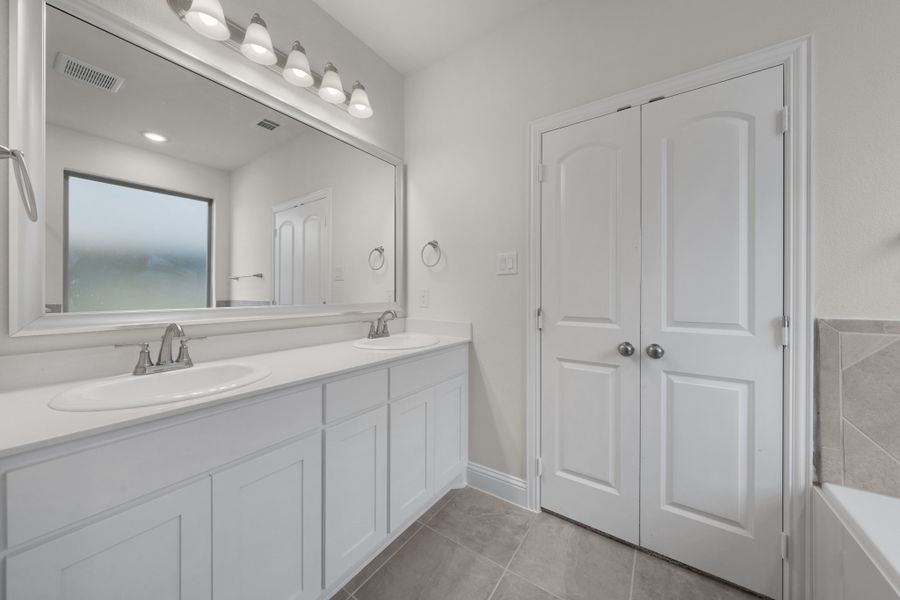 Furnished interior view inside a new home in Summerwood, Red Oak (Image 12).