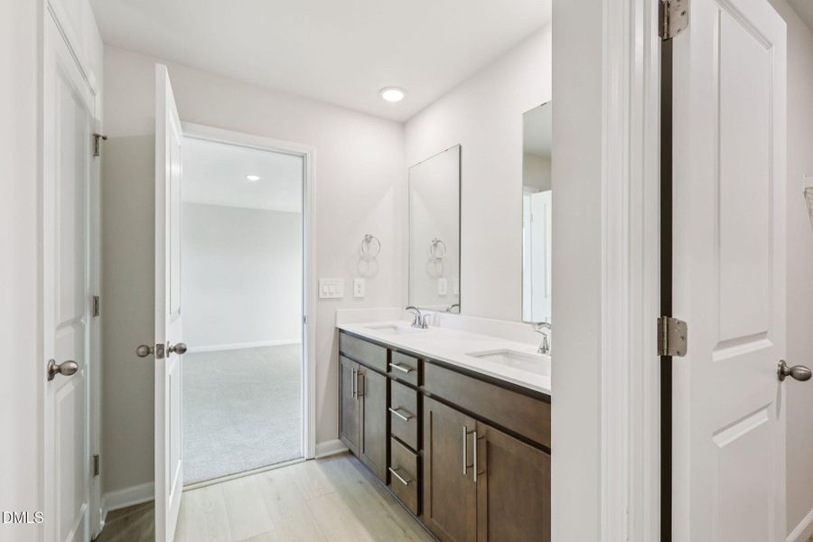 16-web-or-mls-Raleigh - Oak Manor -816