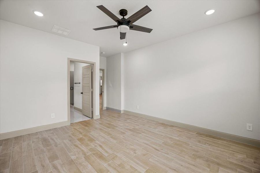 Spacious, unfurnished interior of a new home in Canyon Creek, Granbury (Image 17).